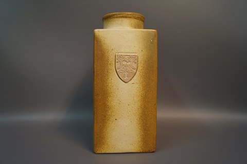 Keramik vase i beige af Herman A. Kähler nr. 252-25.
5000m2 udstilling.