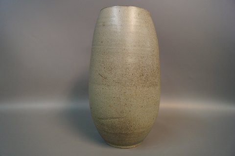 Grå keramik vase af Würtz Keramik.
5000m2 udstilling.