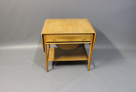 Work (sewing) table in lacquered oak designed by Hans J. Wegner and manufactured 
by Andreas Tuck from the 1960s.
5000m2 showroom.