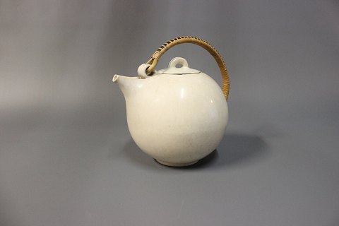White glazed stoneware teapot with bast handle from Saxbo.
5000m2 showroom.