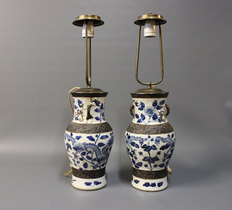 Et par kinesiske porcelæn bordlamper fra omkring 1920erne. 
5000m2 udstilling.