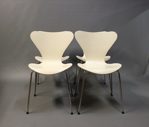 4 creme farvede syver stole, model 3107, i god stand. Stolene er designet af 
Arne Jacobsen i 1950erne og produceret af Fritz Hansen i 2000erne.
5000m2 udstilling.