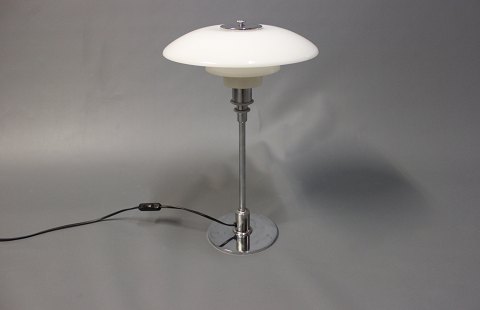 PH 3/2 table lamp designed in 1999 by Poul Henningsen and manufactured at Louis 
Poulsen.
5000m2 showroom.
