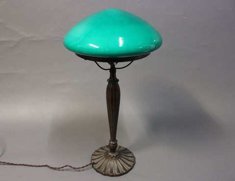Høj bordlampe i bruneret messing og mørkegrønt glas kuppel. Lampen er i 
Jugendstil fra 1920erne.
5000m2 udstilling.