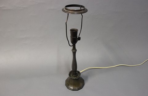 Bordlampe i patineret diskometal af Just Andersen, model 02.
5000m2 udstilling.
