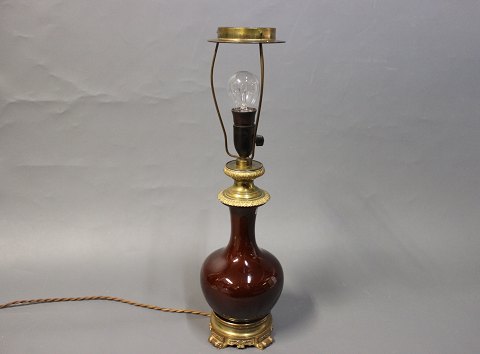 Antik fransk bordlampe fra omkring 1880 i porcelæn udsmykket med lyre forgyldt 
bronze.  
5000m2 udstilling.