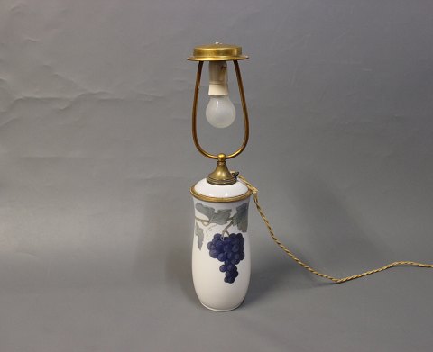 Royal Copenhagen tablelamp in porcelain and brass, no.: 587/67.
The lamp was made between 1889 and 1922.
5000m2 showroom.