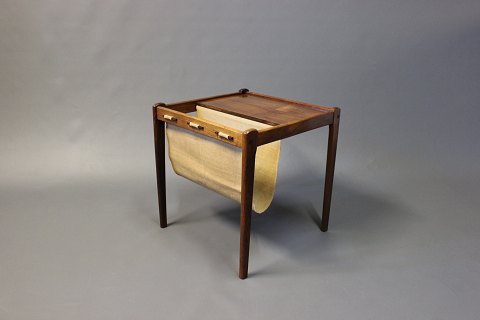 Small newspaper holder/lamp table in rosewood.
5000m2 showroom.