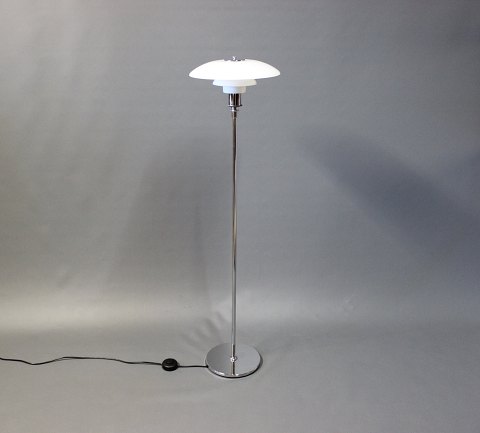 PH 4 1/2-3 1/2 standerlampe i højglans krom med skærme af hvidt opal glas. * 500 - Antik &