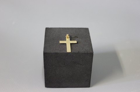 Small cross, pendant, in 14 carat gold.
5000m2 showroom.

