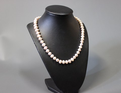 Necklace with fresh water Pearls med a gilded 925 sterling Lock.
5000m2 showroom.