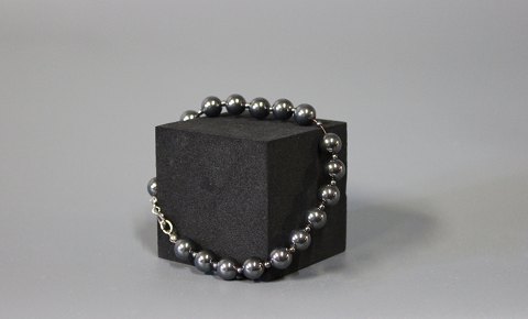 Hematite bracelet with dark grey bloodstones.
5000m2 showroom.
