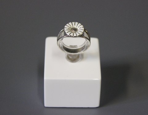 DAISY ring by Georg Jensen in 925 sterling.
5000m2 showroom.