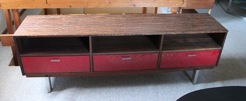Long sideboard in walnut with drawers with red formica and metal legs.
5000m2 showroom.