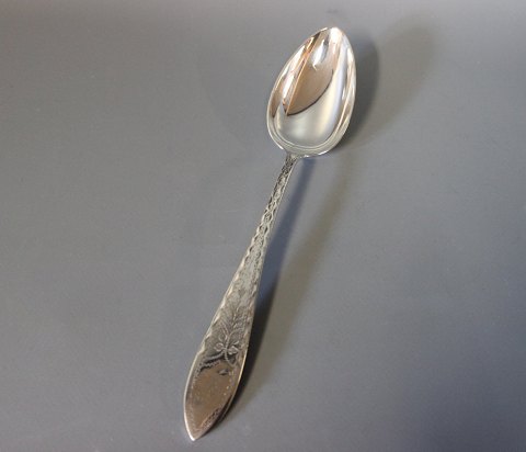 Dinner spoon in Empire, Hallmarked silver.
5000m2 showroom.