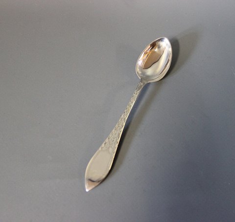 Tea spoon in Empire, hallmarked silver.
5000m2 showroom.