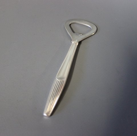 Bottle opener in Eva, Hallmarked silver.
5000m2 showroom.