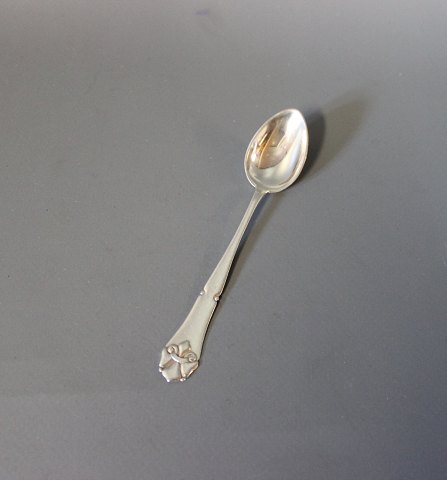 Tea spoon in French Lily, Hallmarked silver.
5000m2 showroom.