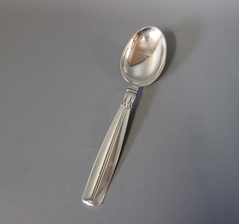 Dessert spoon in Lotus, hallmarked silver.
5000m2 showroom.