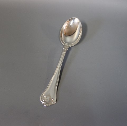 Dinner spoon in Saxon, hallmarked silver.
5000m2 showroom.