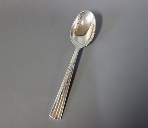 Dessert spoon in Champagne, hallmarked silver.
5000m2 showroom.