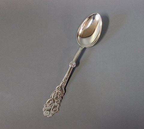 Dinner spoon in "Tang", hallmarked silver.
5000m2 showroom.