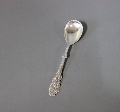 Marmelade spoon in "Tang", hallmarked silver.
5000m2 showroom.