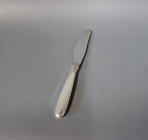 Dinner knife in "Karina", hallmarked silver.
5000m2 showroom.