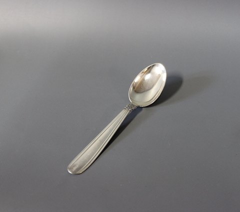Dessert spoon in "Karina", hallmarked silver.
5000m2 showroom.