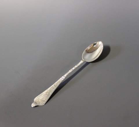 Tea spoon in Antique Rococo, hallmarked silver.
5000m2 showroom.