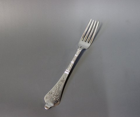 Dinner fork in Antique Rococo, hallmarked silver.
5000m2 showroom.