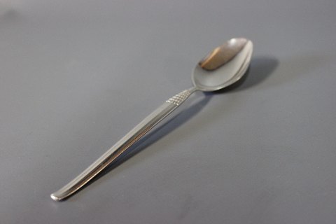 Dinner spoon in Cheri, silver plate.
5000m2 showroom.