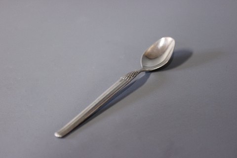 Tea spoon in Cheri, silver spoon. 
5000m2 showroom.