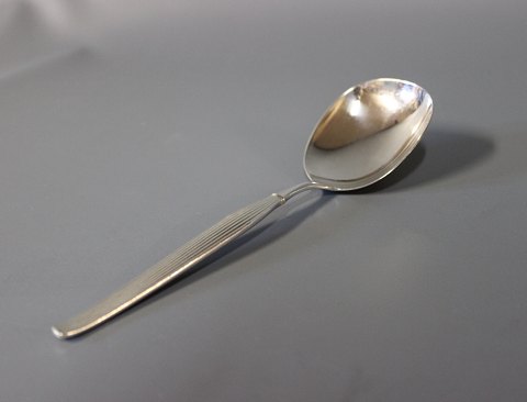 Compote spoon in Savoy, silver plate.
5000m2 showroom.