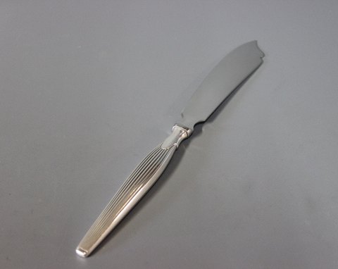 Cake knife in Savoy, silver plate.
5000m2 showroom.