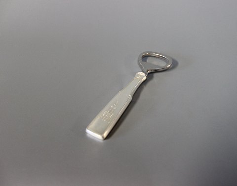 Bottle opener, Hans Hansen - inheritance silver no. 2, hallmarked silver.
5000m2 showroom.