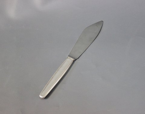 Cake knife in Cypres, Georg Jensen.
5000m2 showroom.
