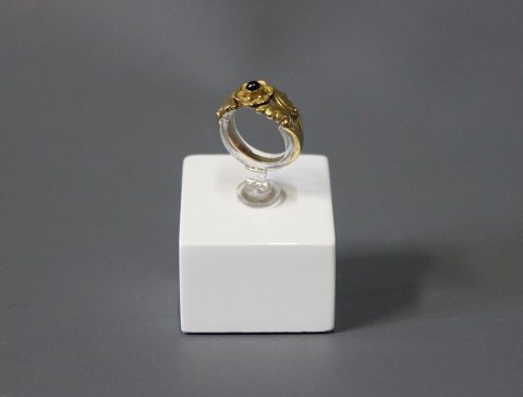 Georg Jensen Ring i 18 kt. guld med en safir fra 1920erne. 
5000m2 udstilling.