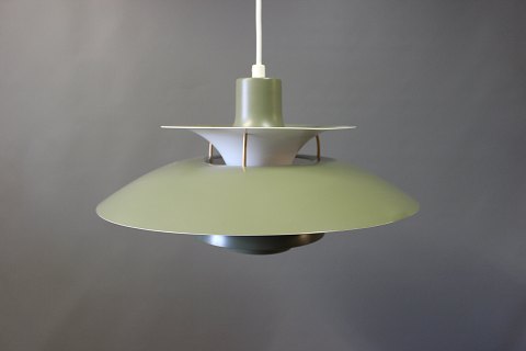 PH5 lampe i army grøn designet af Poul Henningsen i 1958 og fremstillet af Louis 
Poulsen.
5000m2 udstilling.