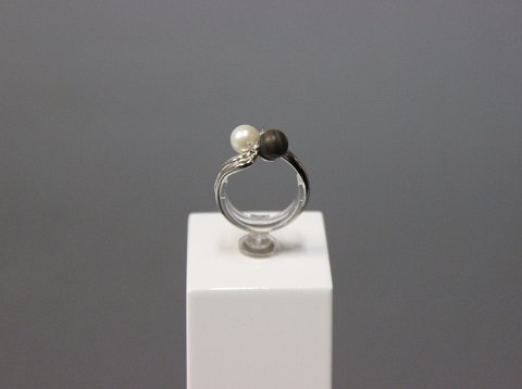 Ring in 14 ct. whitegold with 2 cultured Pearls (0,2 cm).
5000m2 showroom.