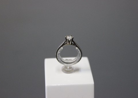 Ring in 925 sterling silver with stone.
5000m2 showroom.