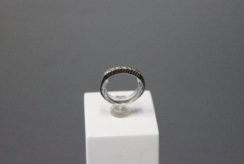 Alliance ring in 925 sterling silver with stones. 
5000m2 showroom.