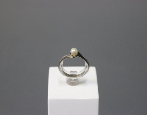 Ring in silver with a cultured Pearl.
5000m2 showroom.