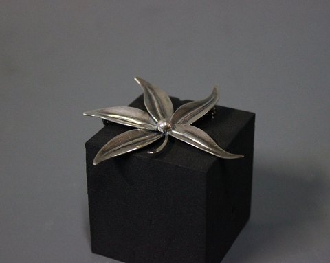 Brooch in the shape of a flower in 925 sterling silver, design by N.E. From.
5000m2 showroom.