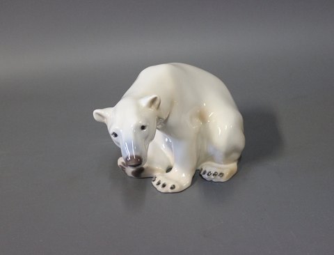 Royal figurine sitting Polar Bear, no. 409.
Great condition
