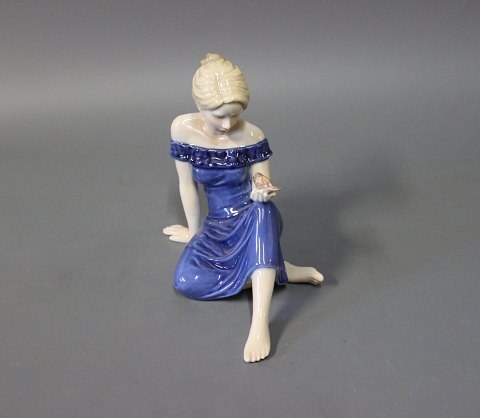 Royal figurine Lady with a bird, no. 27.
5000m2 showroom.