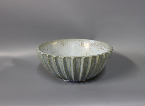 Stor keramik skål i grå farver af Arne Bang, nr. 139.
5000m2 udstilling.