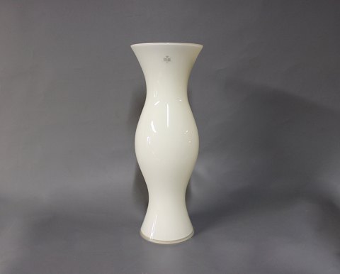 Tall cream colored Holmegaard glass vase, in perfect condition.
5000m2 showroom.
