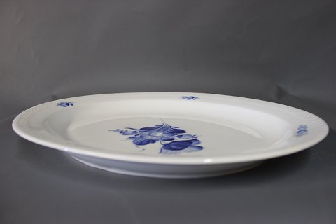 Large oval dish, #10/8018.
5000m2 showroom.
