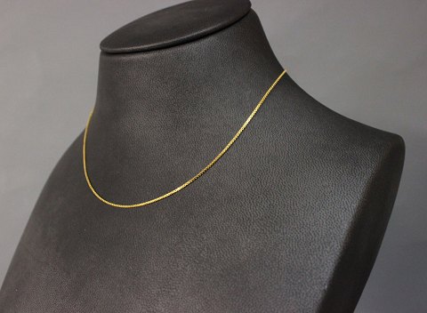 Thin and simpel 14 ct. gold chain, with delicate Lock.
5000m2 showroom.